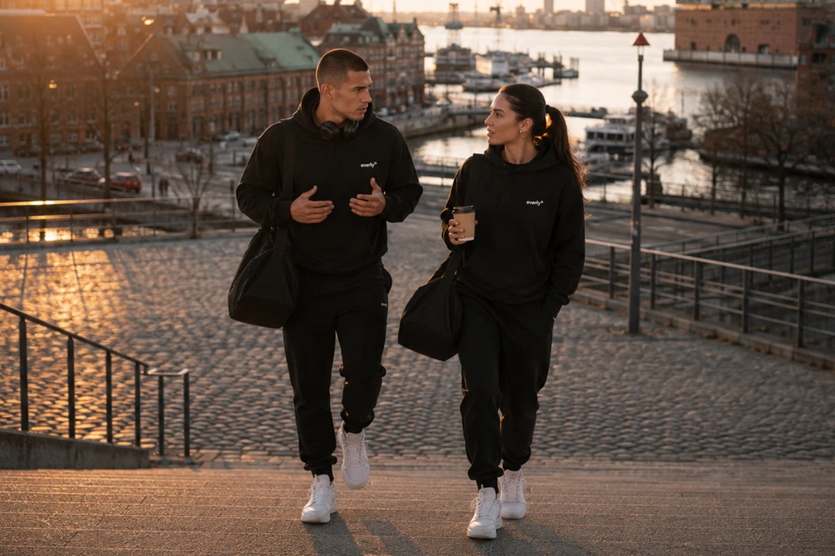 Streetwear-Kollektion mit schwarzen Hoodies – produziert von Boldbrands