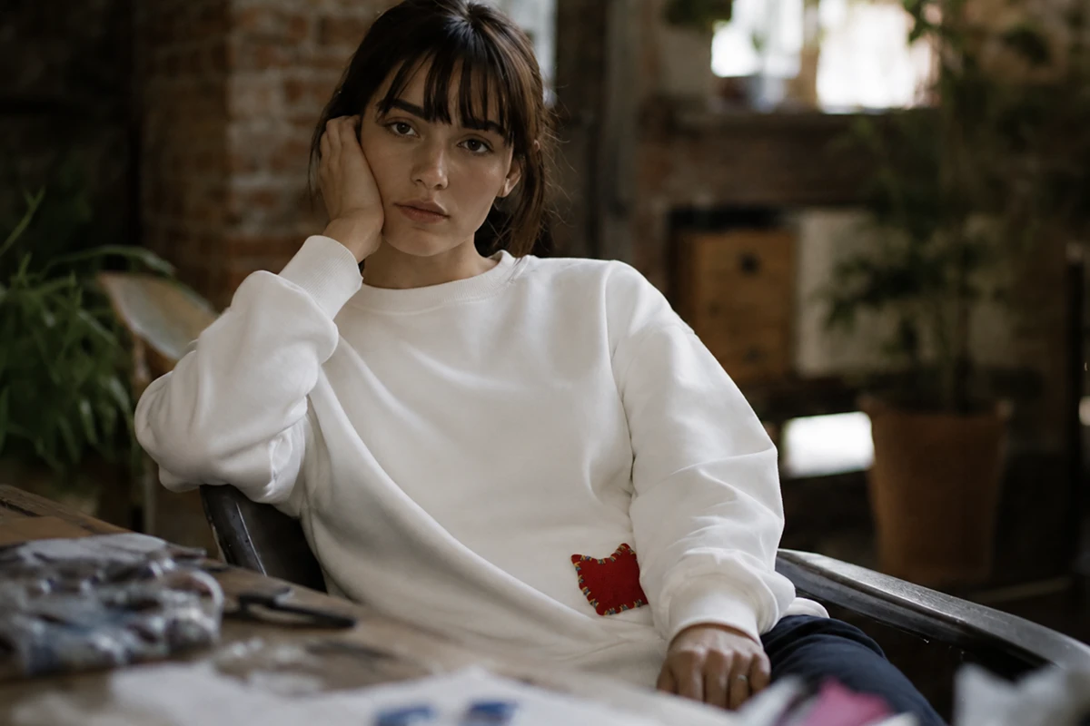 Frau im weißen Crewneck-Sweatshirt – Sweatshirts produzieren lassen mit Boldbrands